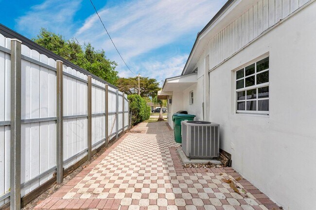 Building Photo - 9750 SW 74th St
