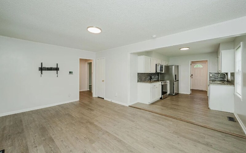 Building Photo - 2033 E Lake Blvd