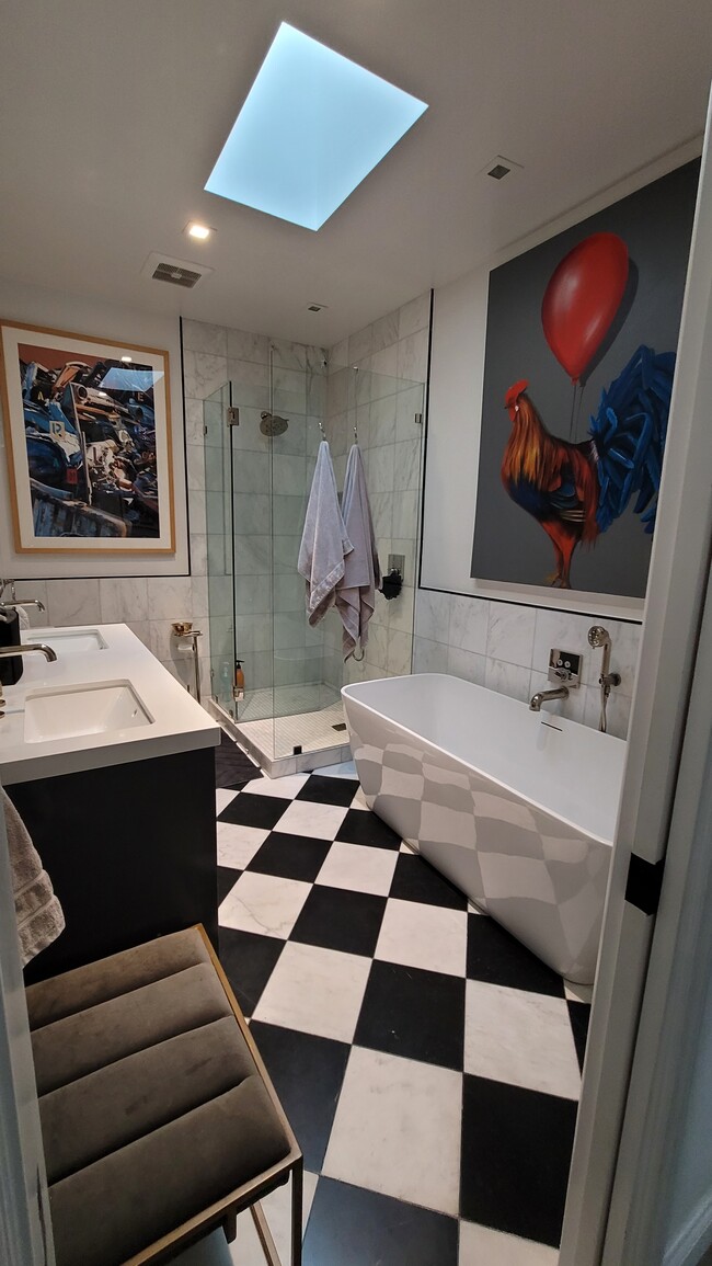 PH 6 M Bathroom - The Londonderry