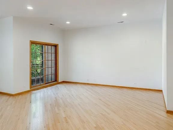 Building Photo - 3338 N Sheffield Ave