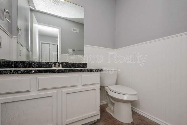 Building Photo - 5933 Shadydell Dr