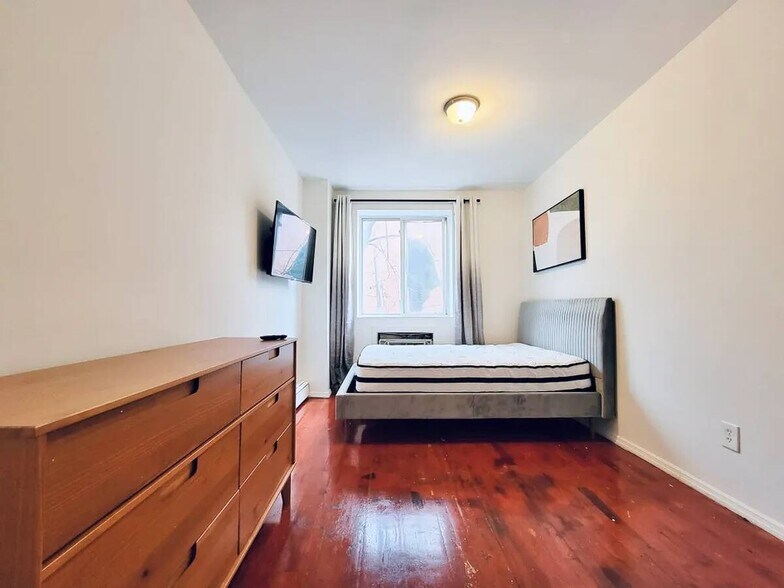 Building Photo - Furnished room/NOT APARTMENT