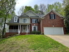 Building Photo - Stunning 5 bedroom 3 bath Carrboro Home with Fenced Yard and Hot Tub!