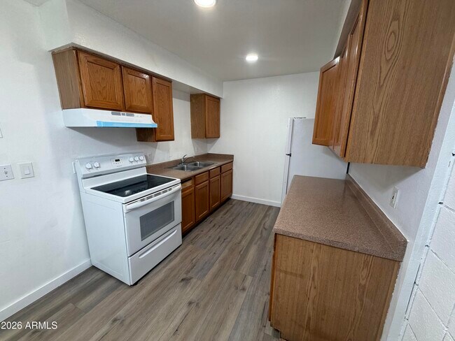 Building Photo - 2030 W Cactus Rd