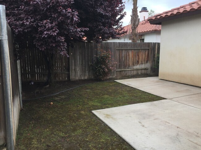 Building Photo - Wonderful 4+2 located North of Stockdale H...