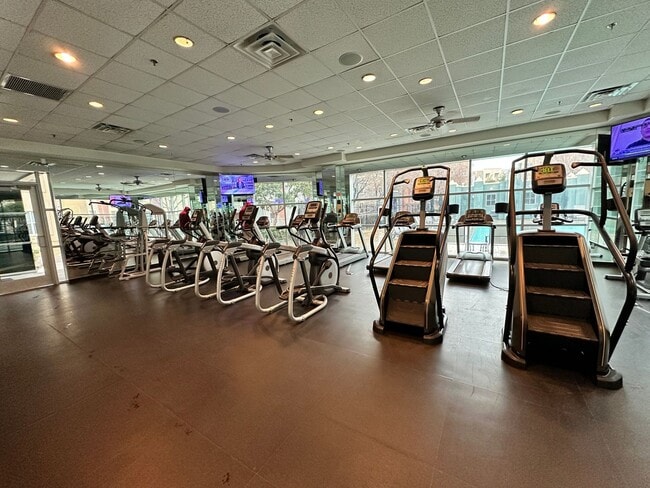Building Photo - Guard Gated 2 Bed/2 Bath Condo w/Resort St...