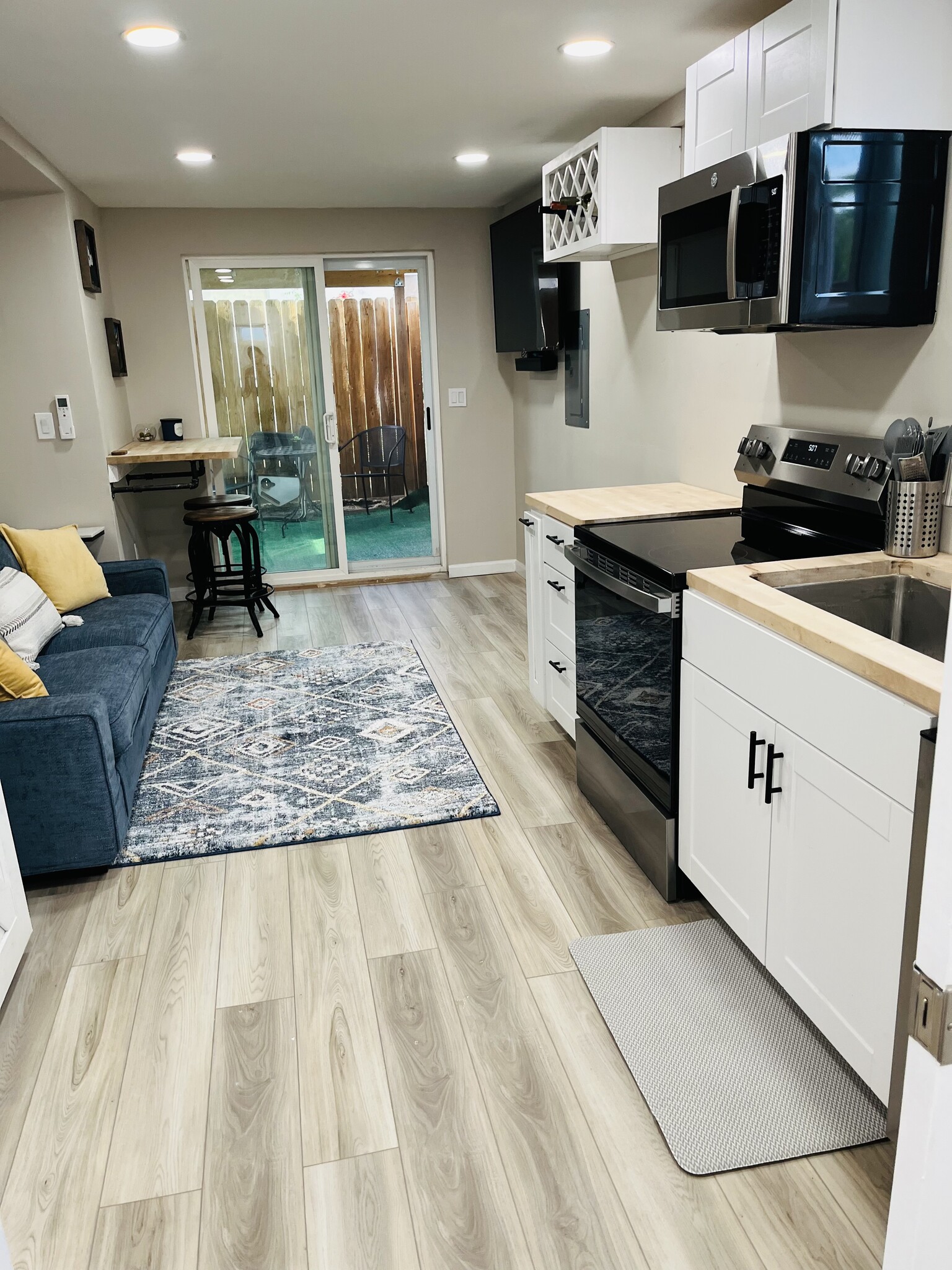 Living space - 520 N Cedar St