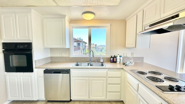 Building Photo - Sweet Two-Story Home with Amazing Views in...