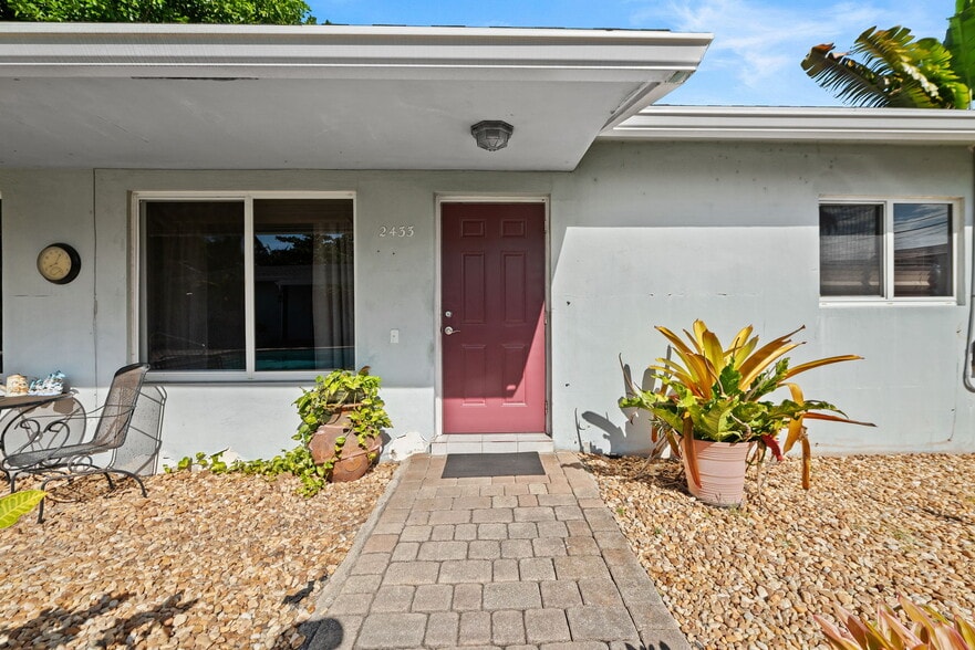 Building Photo - 2433 NW 9th Ter