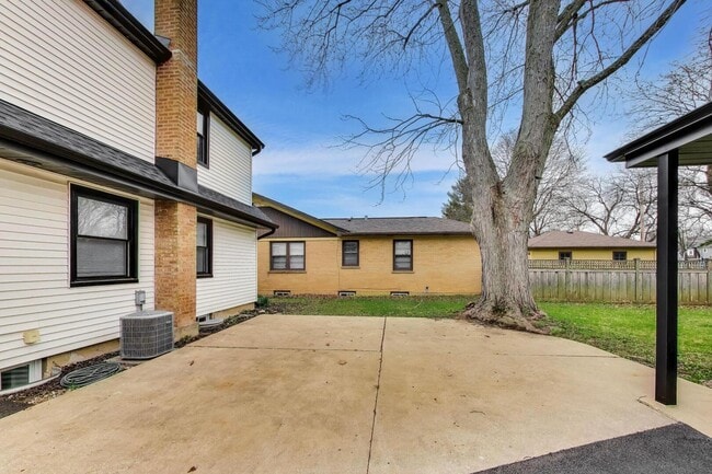 Building Photo - 408 S Maple St