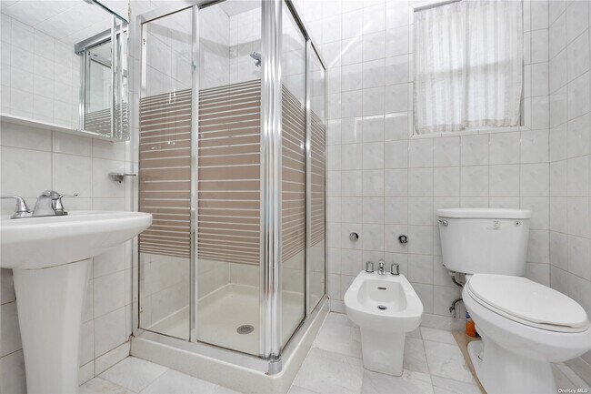 Building Photo - 20 Point Crescent