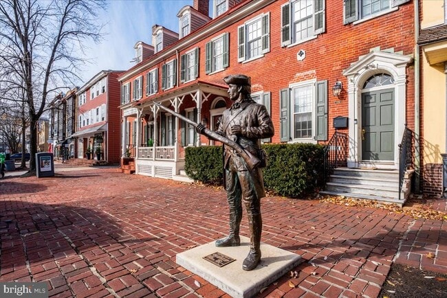 Building Photo - 406 Kings Hwy E