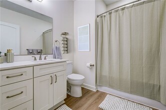 Building Photo - 160 School St