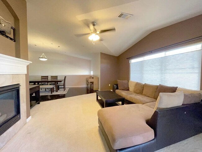 Building Photo - Spacious 2 Bed, 2 Bath + Office Townhome with Attached Garage | Broadlands Community