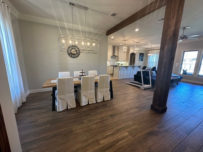 Building Photo - Gorgeous Updated 3 Bedroom Home - Only 5 years Old!