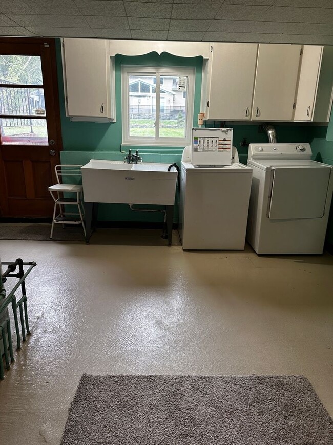 Building Photo - North Olmsted -4/5 Bedroom 2 1/2 bath larg...