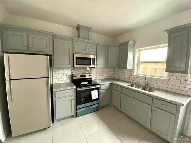 Building Photo - 10 Bahamas Dr