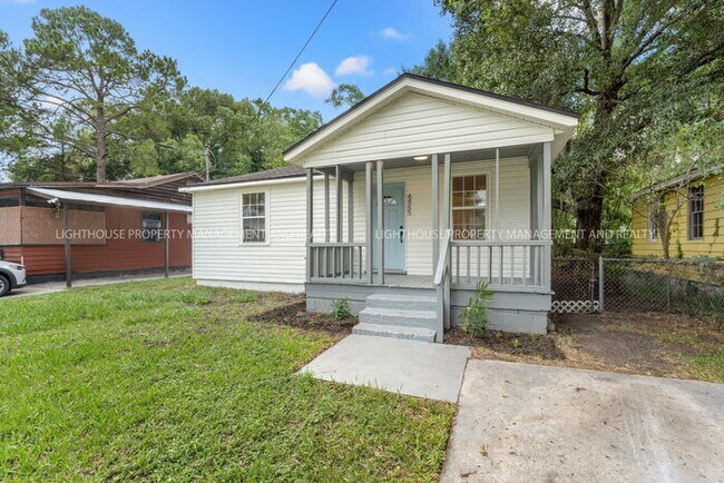 Building Photo - Charming Newly Renovated 2-Bedroom Home Ne...