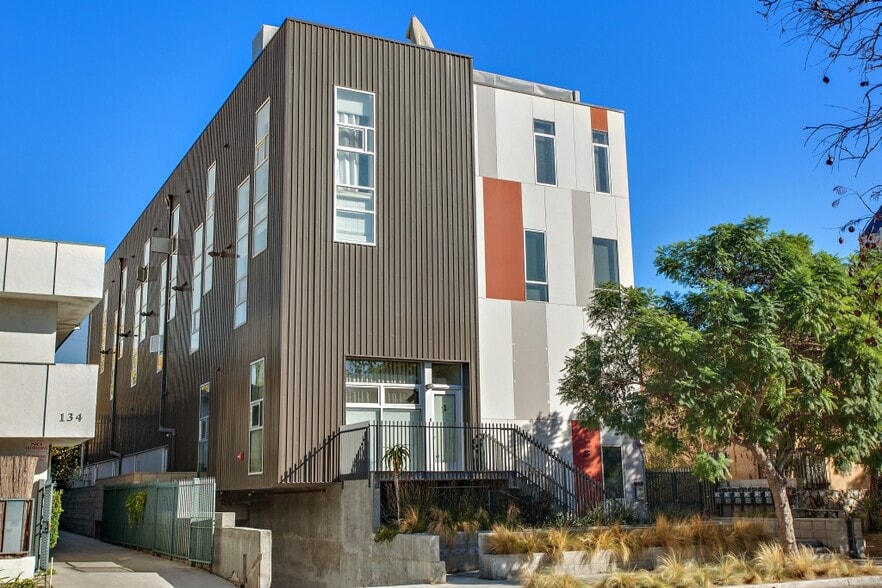 Building Exterior - 140 S Gramercy Pl