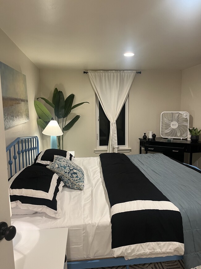 Building Photo - 1174 Ella St