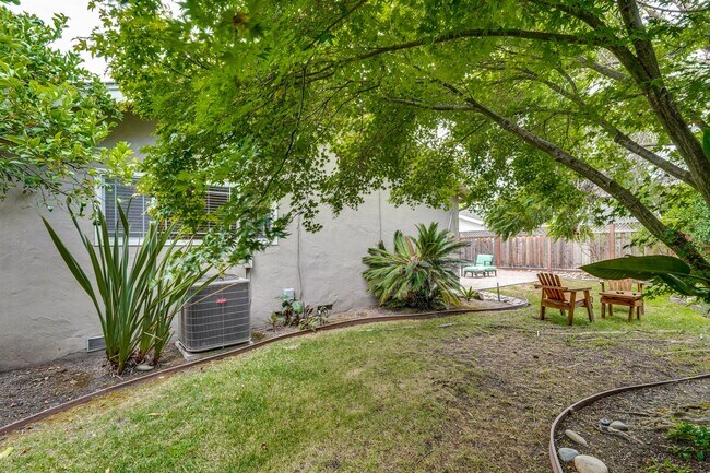 Building Photo - Spacious Home off of Hillsdale with Amazing Kitchen & Backyard! Ready to Rent.