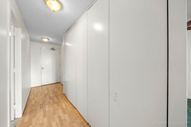 Building Photo - 899 S Plymouth Ct