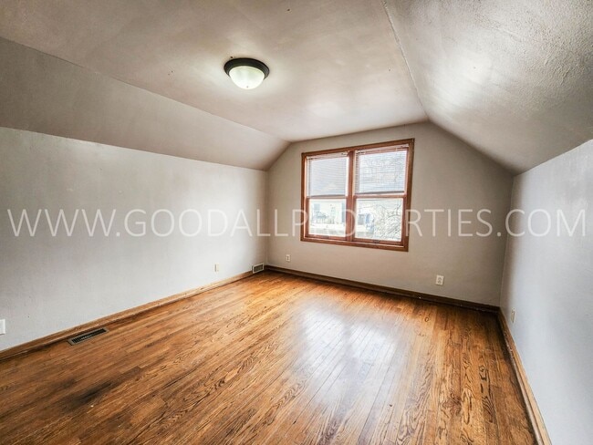 Building Photo - Great Deal !!! 4 Bedroom 1 Bath Home in Des Moines