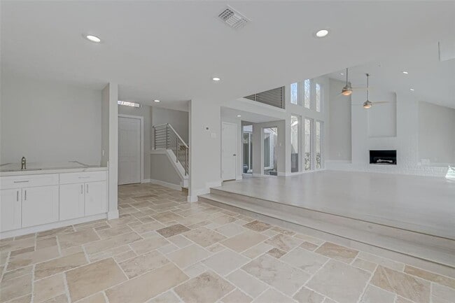 Building Photo - 915 Daria Dr