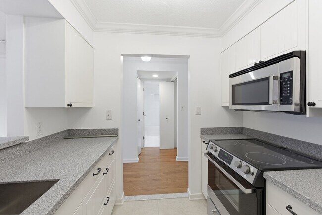 Building Photo - Beautiful 1 BR/1 BA Condo in The Observatory!