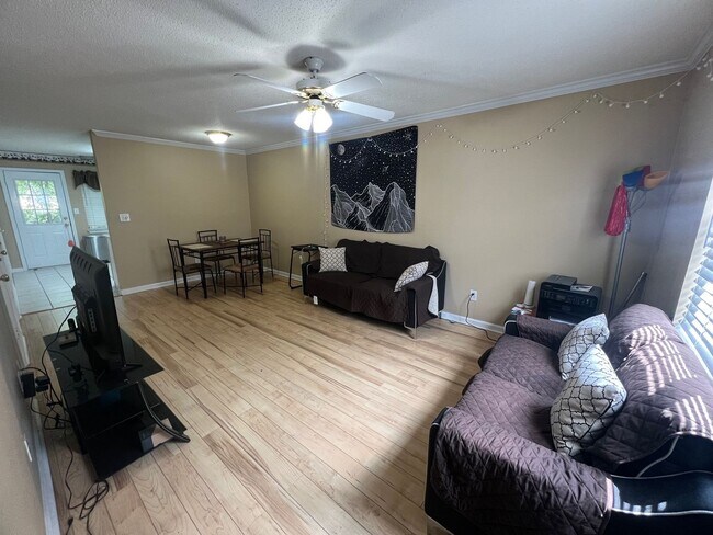 Building Photo - 2 bed 2.5 bath townhouse