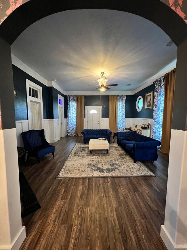 Living Room - 504 N Ridge St