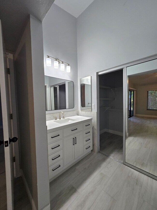 Building Photo - Beautiful and spacious remodeled unit