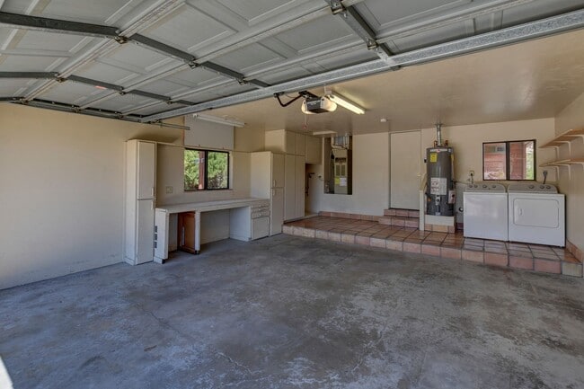 Building Photo - Home in Cliff Rose!