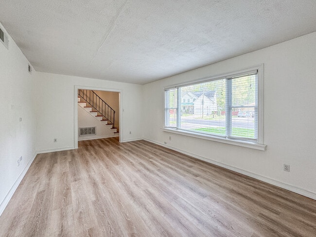 Building Photo - COME MEET YOUR NEW HOME IN KINGS GRANT!