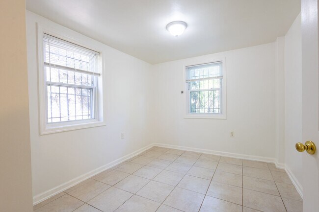 Building Photo - Charming 2 BR/1 BA Apartment in Washington...