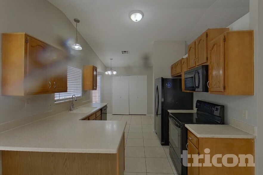 Building Photo - 601 E Palomino Dr