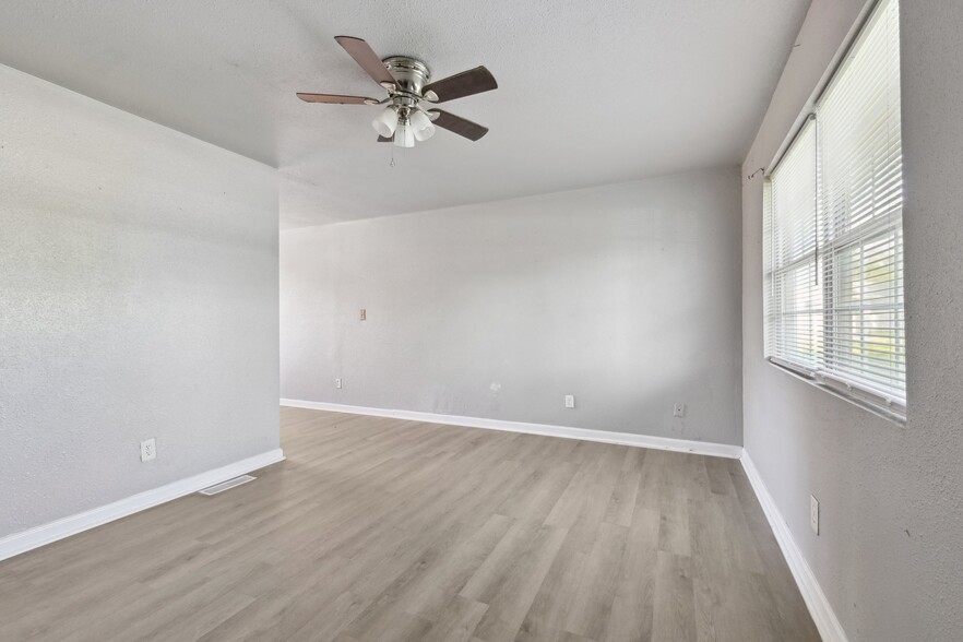 Building Photo - 1604 Parklane Dr