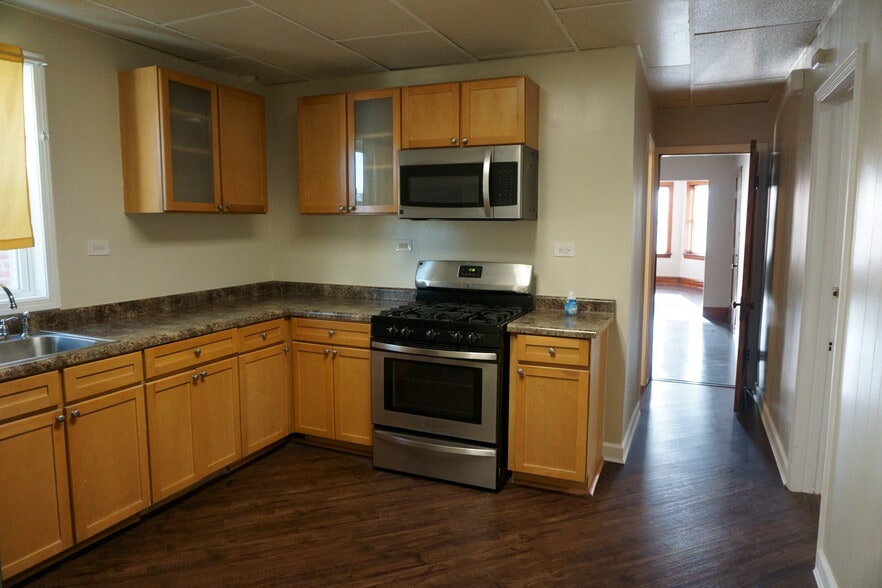 Kitchen (2 of 2) - 2109 S 59th Ct
