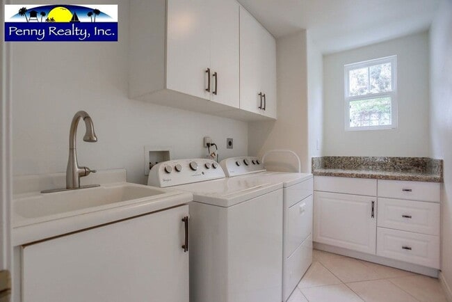Building Photo - Stunning 4 Bedroom 3.5 Bath Home in the Co...