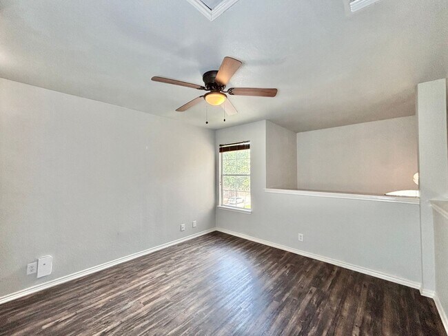 Building Photo - Gorgeous 3 bedroom with loft!