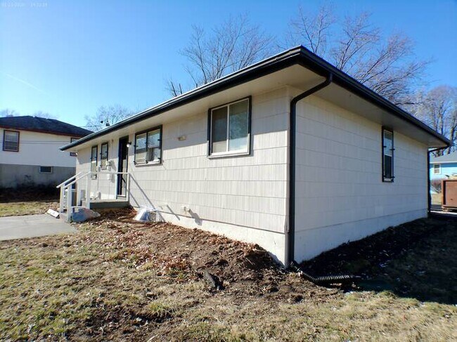 Building Photo - Cozy 3 bedrooms and 1 bath in a corner lot off Blue Ridge Blvd and U.S. Hwy 71 at Grandview, MO