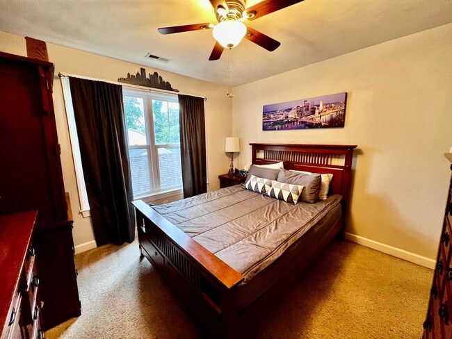 Building Photo - Gorgeous Home in the heart of Bayview Beach