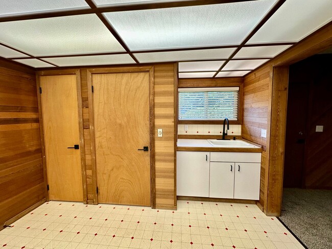 Building Photo - 1204 N Brooklane St