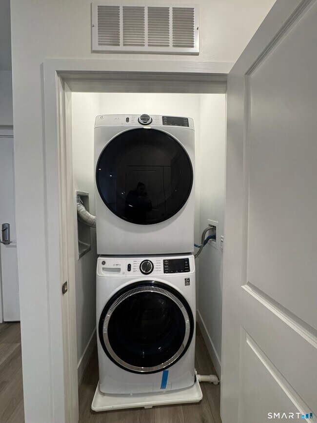 Building Photo - 414 Berlin Tpke