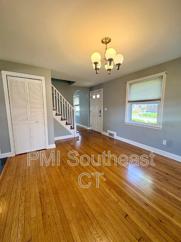 Building Photo - 33 Country Club Rd