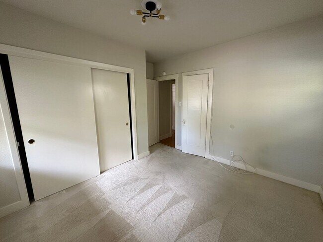 Building Photo - 643 18th Ave