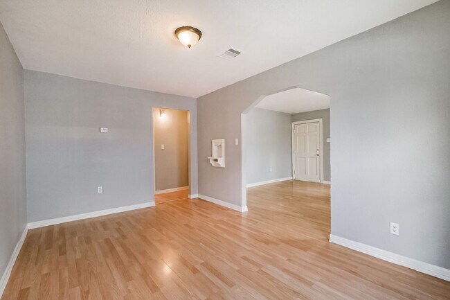 Building Photo - Charming Front Unit