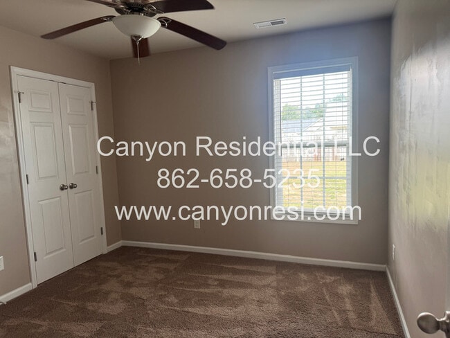 Building Photo - 567 Broad Dr