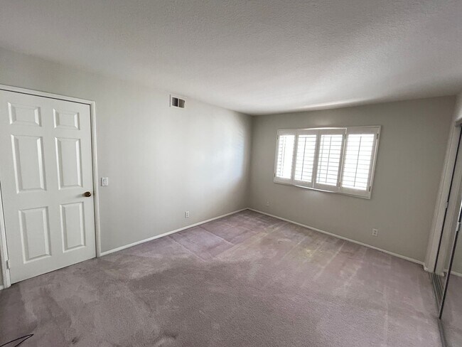 Building Photo - 8132 E Hillsdale Dr