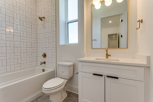 Building Photo - LIKE NEW - Beautiful 4 or 5 BR in Lockelan...